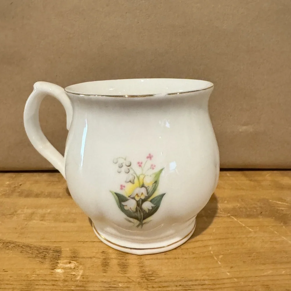 Queen's Fine Bone China "May" mug featuring a Lily of the Valley floral design - Picture 3 of 4